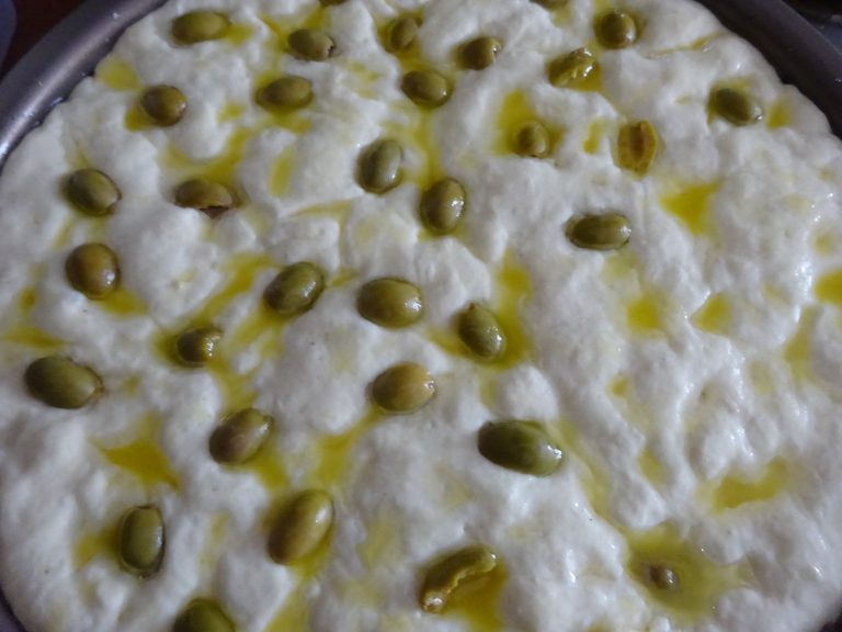 Focaccia alle olive senza glutine e lattosio